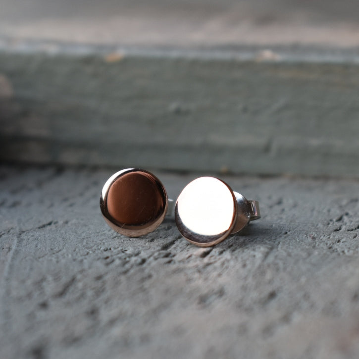 8mm 9ct rose gold disc studs with a polished finish with sterling silver posts and flies.

 

Please note all pieces are made on order by Erfdeel Juwele. Allow up to two weeks for manufacture.

