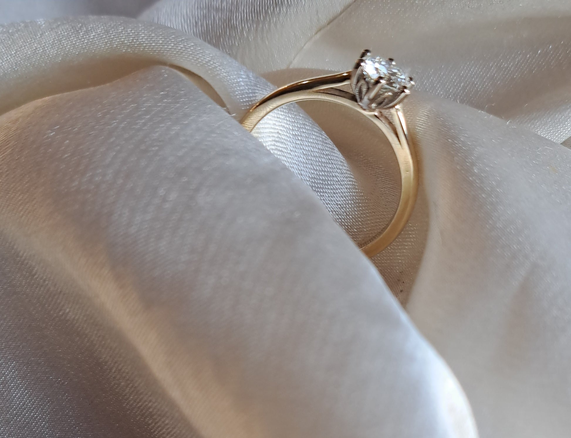 Moissanite solitaire ring