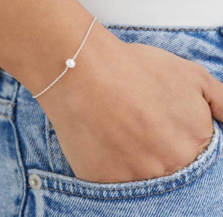 Floating pearl bracelet