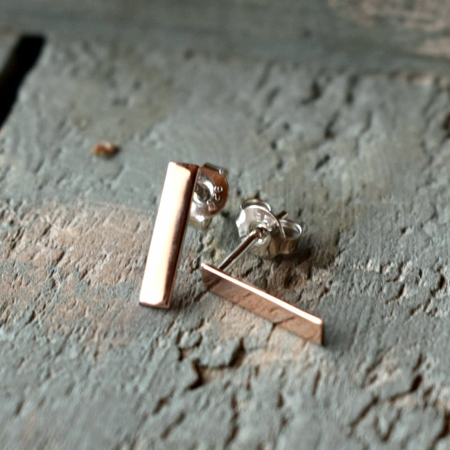 14mm by 3mm 9ct rose gold flatbar studs with a polished finish with sterling silver posts and flies.


Please note all pieces are made on order by Erfdeel Juwele. Allow up to two weeks for manufacture

