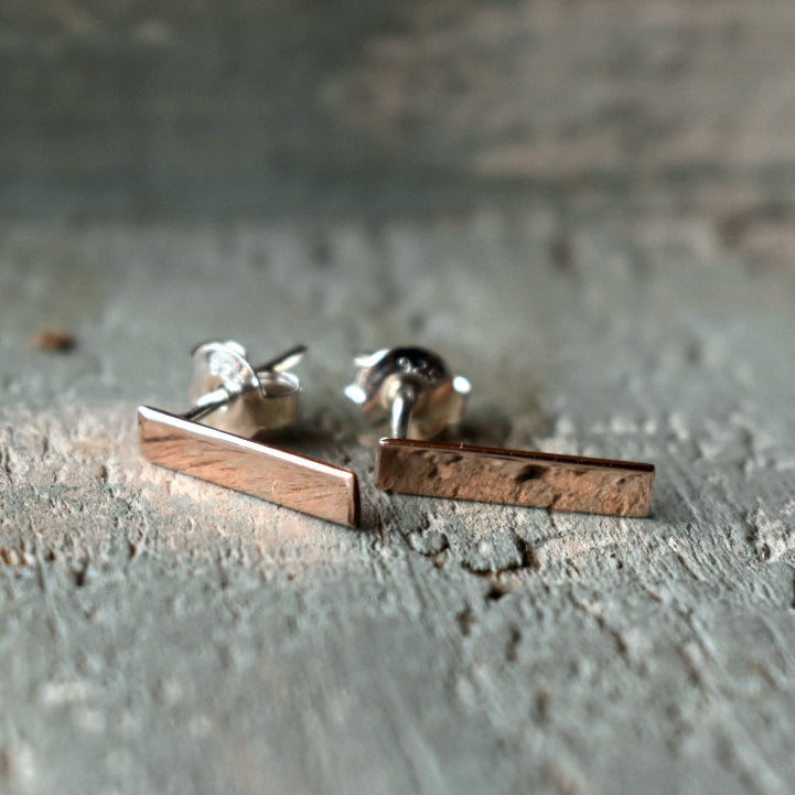 14mm by 3mm 9ct rose gold flatbar studs with a polished finish with sterling silver posts and flies.


Please note all pieces are made on order by Erfdeel Juwele. Allow up to two weeks for manufacture

