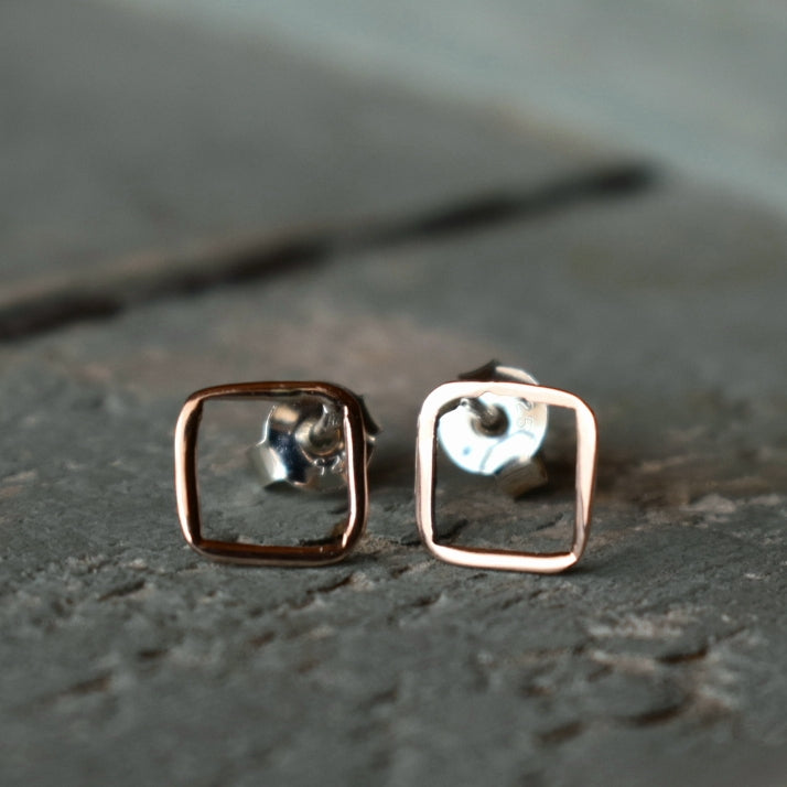 8x8mm open square 9ct rose gold studs with a polished finish with sterling silver posts and flies.

 

Please note all pieces are made on order by Erfdeel Juwele. Allow up to two weeks for manufacture.

