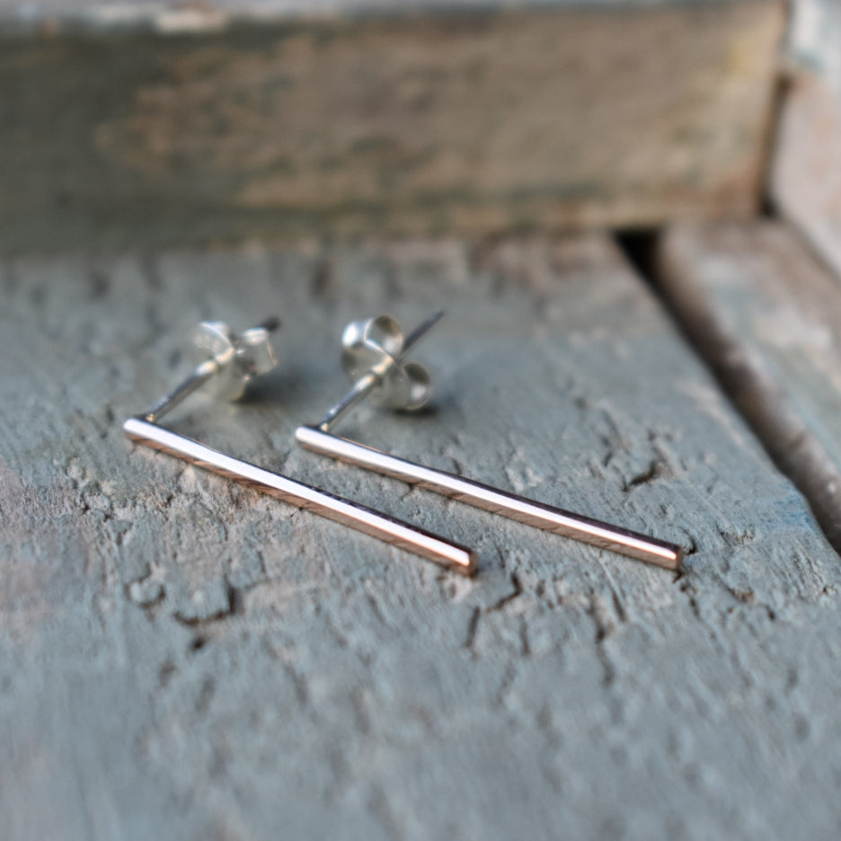 25mm long 9ct rose gold drop bar studs with sterling silver posts and flies.

 

Please note all pieces are made on order by Erfdeel Juwele. Allow up to two weeks for manufacture.

