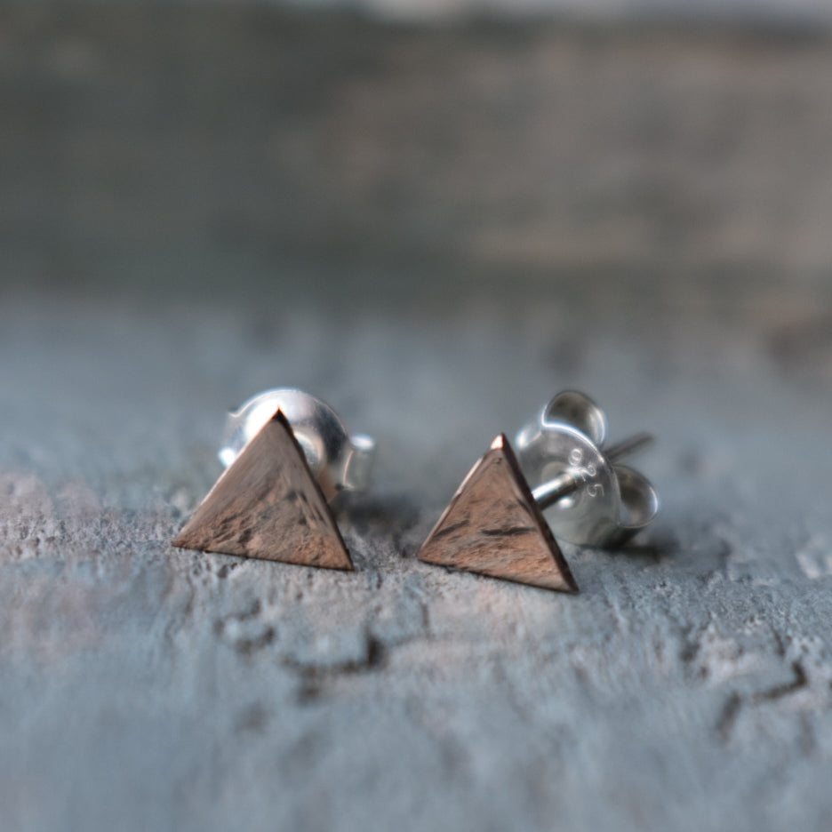 7mm 9ct rose gold triangle studs with a polished finish with sterling silver posts and flies.

 

Please note all pieces are made on order by Erfdeel Juwele. Allow up to two weeks for manufacture.

