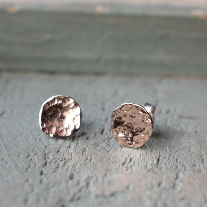 9mm 9ct rose gold disc studs with a textured finish with sterling silver posts and flies.

 

Please note all pieces are made on order by Erfdeel Juwele. Allow up to two weeks for manufacture.

