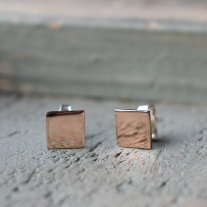 7mm 9ct rose gold square studs with a polished finish with sterling silver posts and flies.

 

Please note all pieces are made on order by Erfdeel Juwele. Allow up to two weeks for manufacture.

