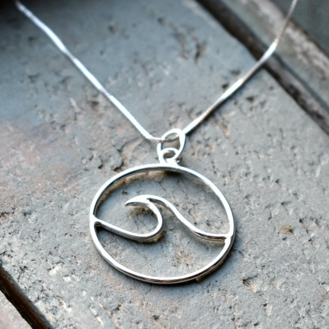 Silver wire pendant with a wav. The pendant is 26mm in diameter and made of 1.1mm wire.

Please note all pieces are made on order by Erfdeel Juwele. Allow up to a week for manufacture. 

