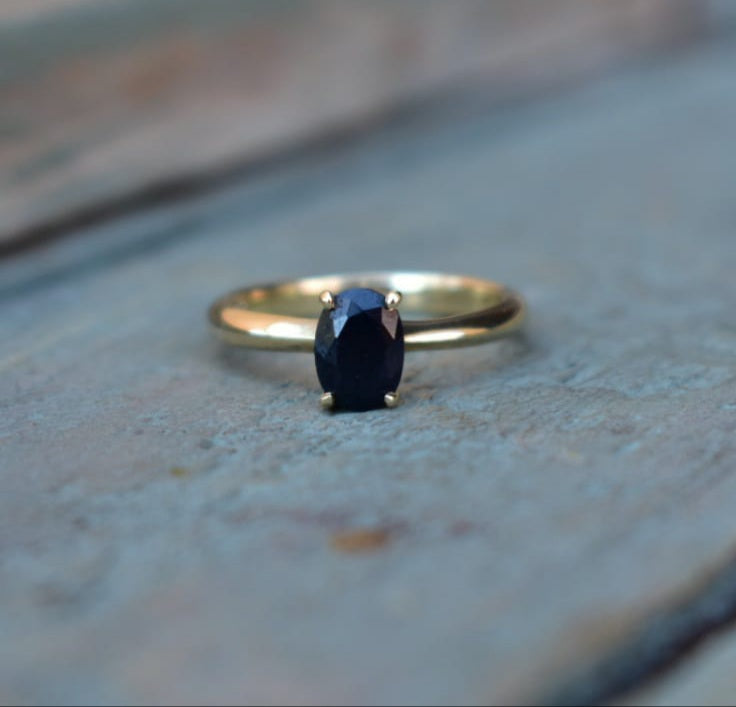 Black sapphire and yellow gold ring