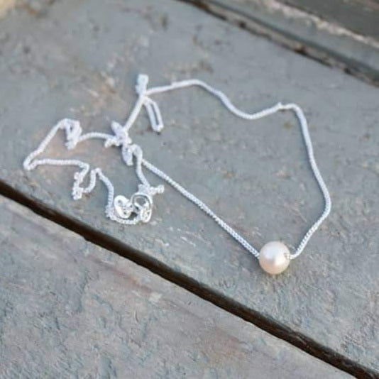 Floating pearl necklace