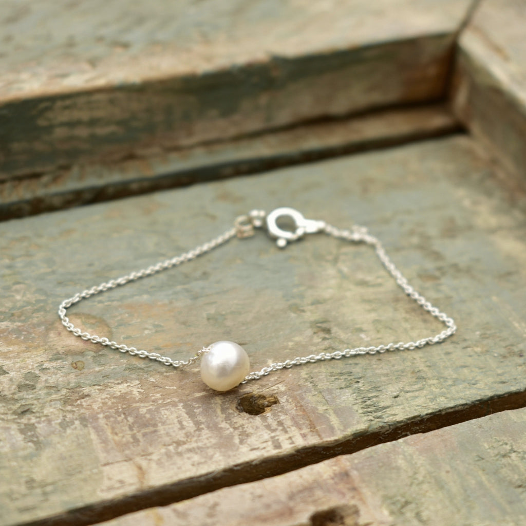 Floating pearl bracelet