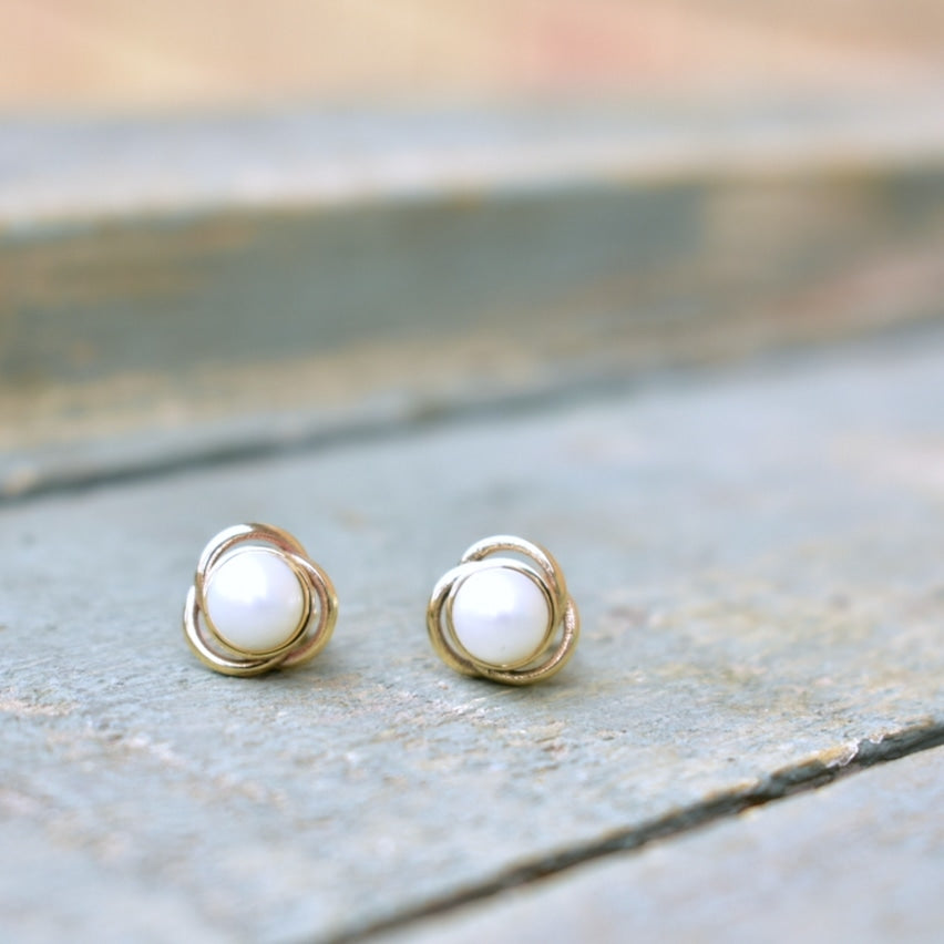Freshwater pearls in 9 carat yellow gold basket