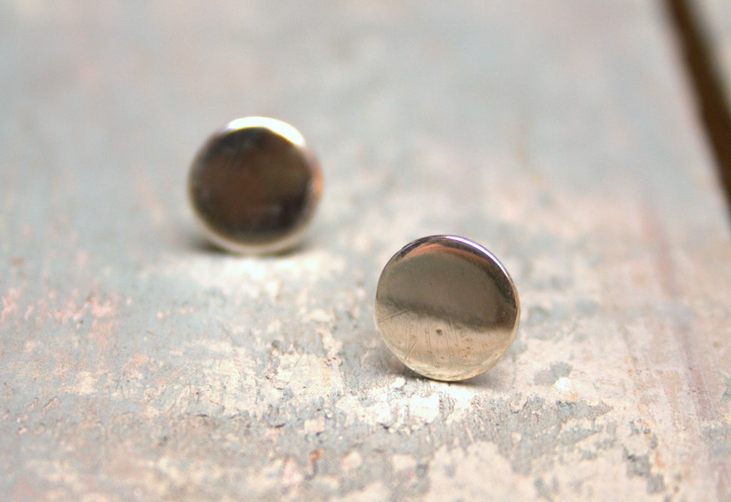 Sterling silver disc studs available in a 12mm or 16mm disc with a polished or matt finish.  Please note all pieces are made on order by Erfdeel Juwele. Allow up to a week for manufacture.