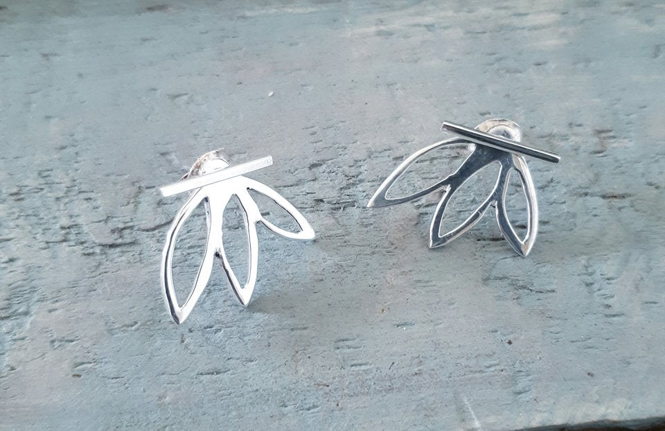 Sterling silver bar stud with a three leaf pattern behind the ear.  Please note all pieces are made on order by Erfdeel Juwele. Allow up to one week for manufacture.