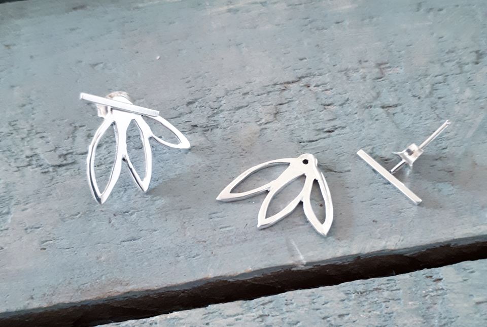 Sterling silver bar stud with a three leaf pattern behind the ear.  Please note all pieces are made on order by Erfdeel Juwele. Allow up to one week for manufacture.